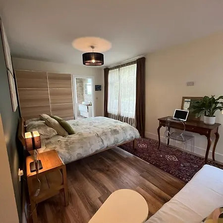 Near Airport * Shannon