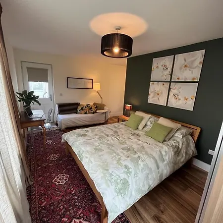 Near Airport شقة *