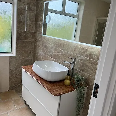 Near Airport Apartment *